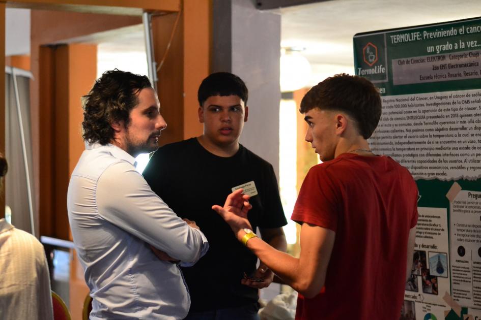 Tres personas en ronda, hablando