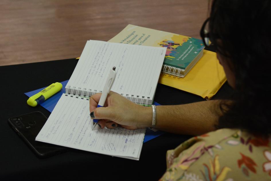 Persona escribiendo en una libreta