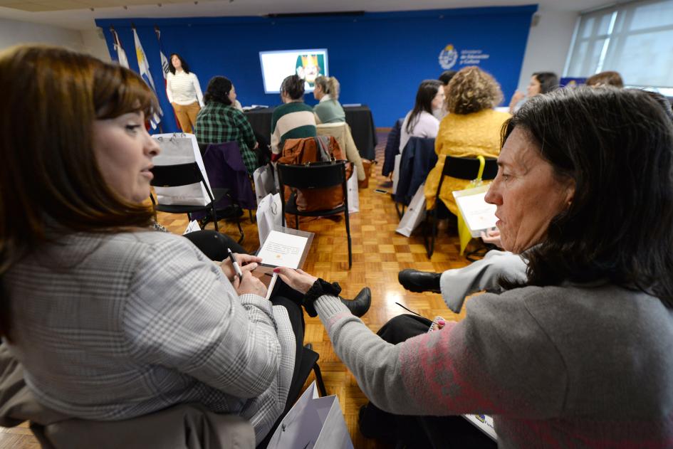 personas en un salón