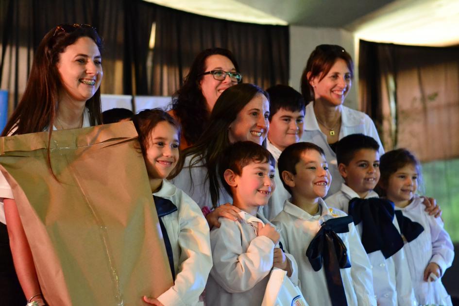 Niños escolares posando para la cámara