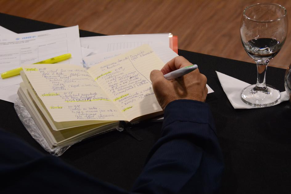 Persona escribiendo en una libreta