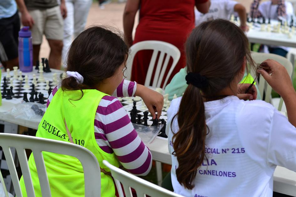 Dos niñas, de espaldas, jugando al ajedrez