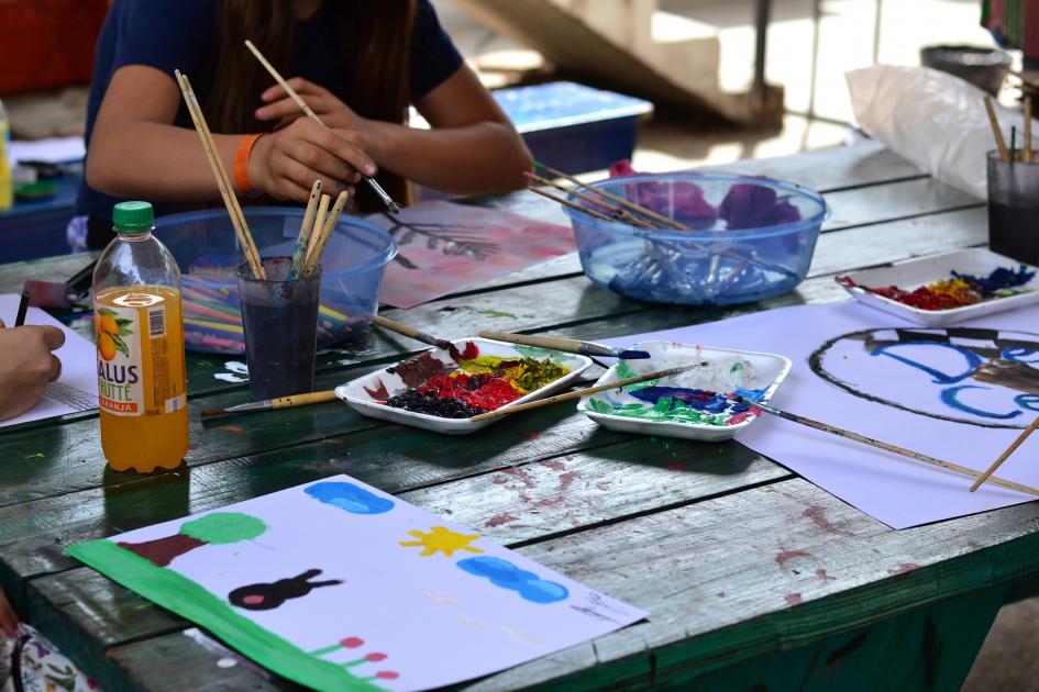 Hojas y pintura en un taller de plástica