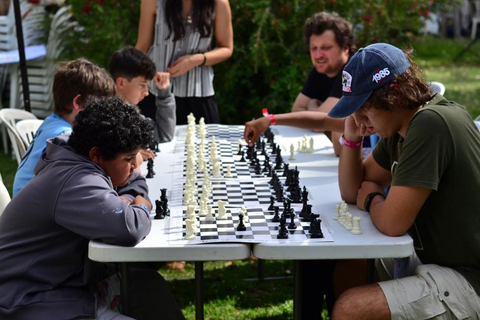 Niños jugando al ajedrez