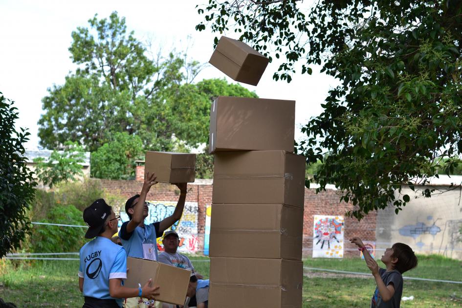 Niños jugando a hacer una pila de cajas