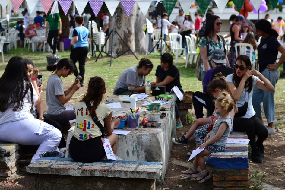 Niños en una mesa realizando plástica