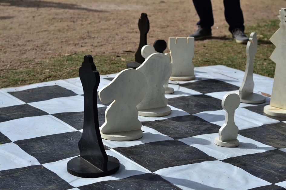 Piezas gigantes de ajedrez sobre un tablero gigante