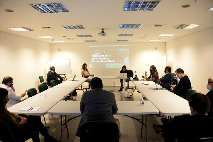 Autoridades asistentes al evento. Público en el evento.