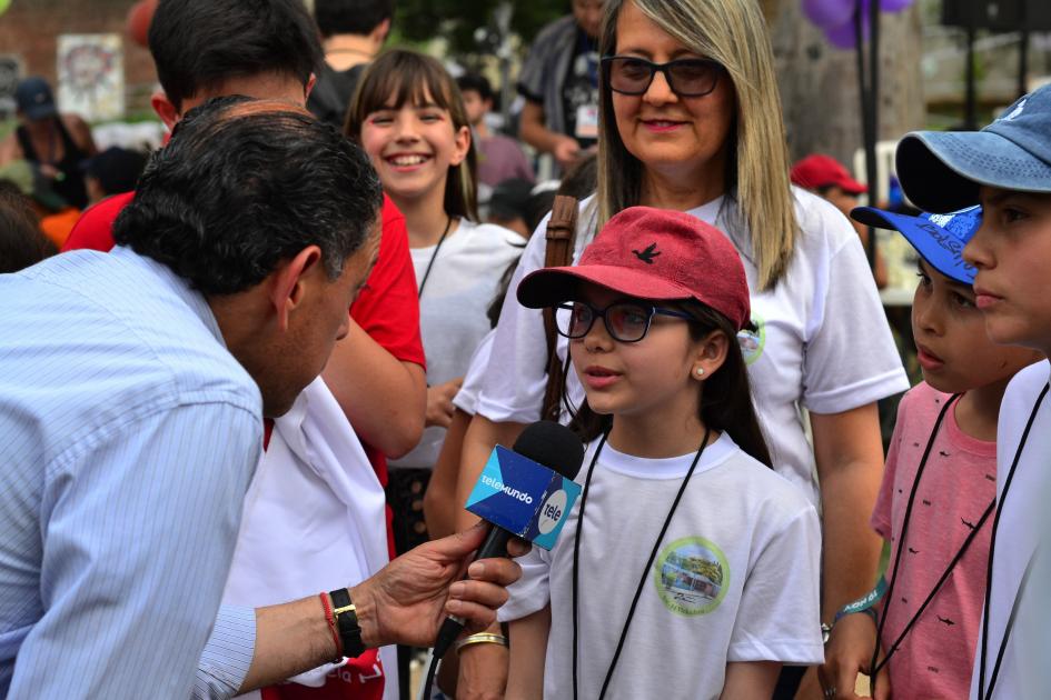 Niña dando una entrevista para la televisión