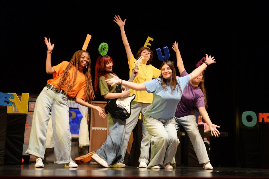 personas hablando en un teatro