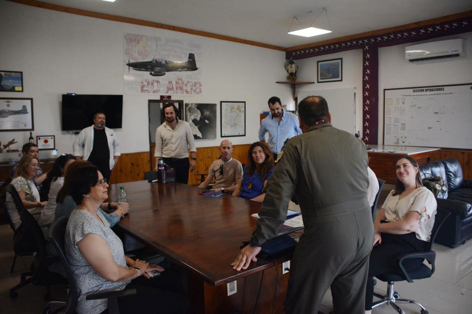 Personas sentadas en ronda alrededor de una mesa