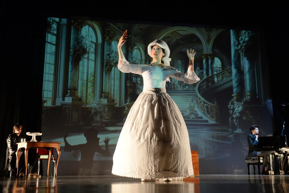 personas hablando en un teatro