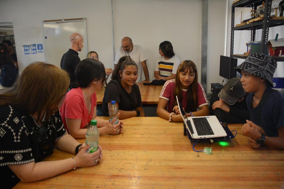 Personas sentadas en ronda alrededor de una mesa