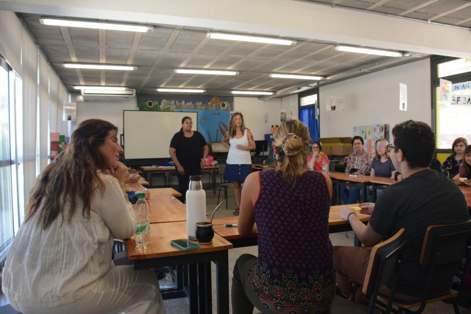 Personas sentadas en ronda alrededor de una mesa