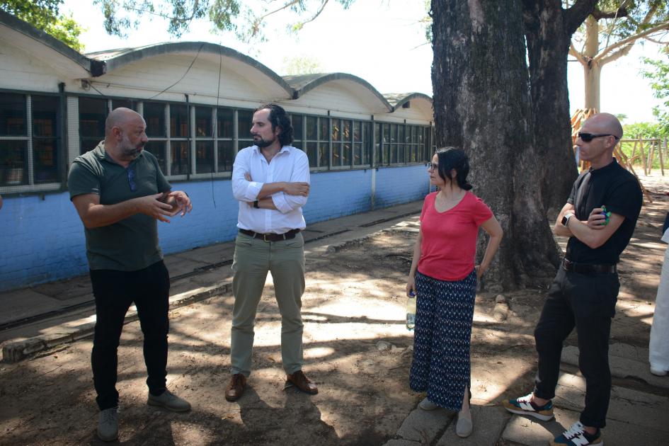 Personas de pie conversando en una ronda