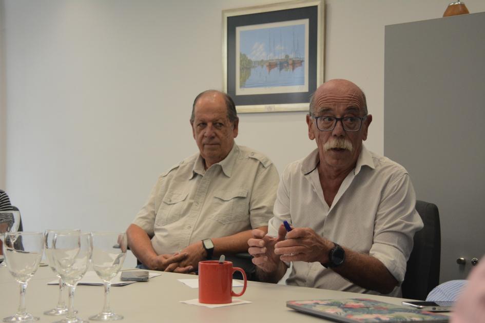 Personas sentadas en ronda alrededor de una mesa