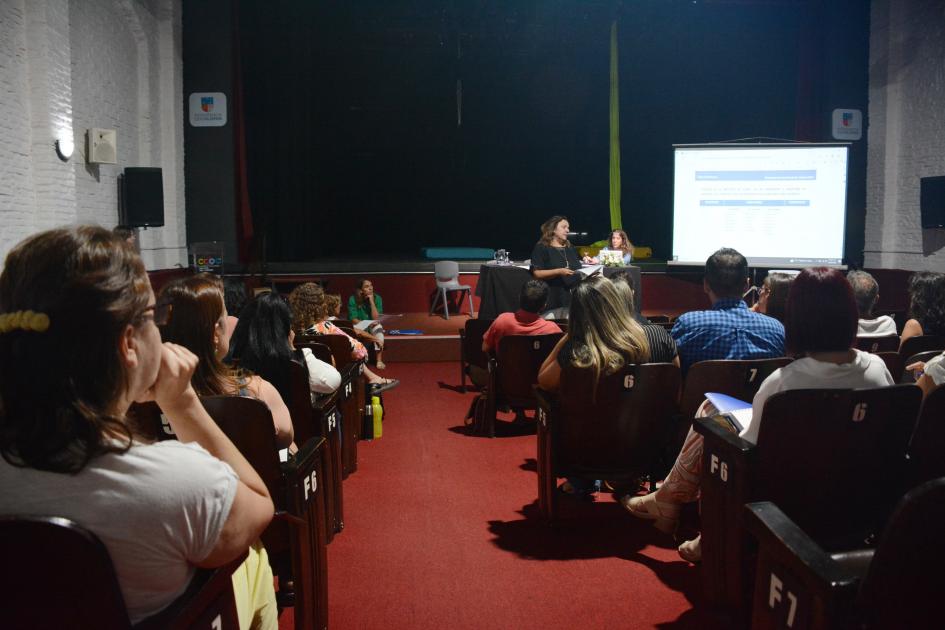 Personas sentadas en un auditorio