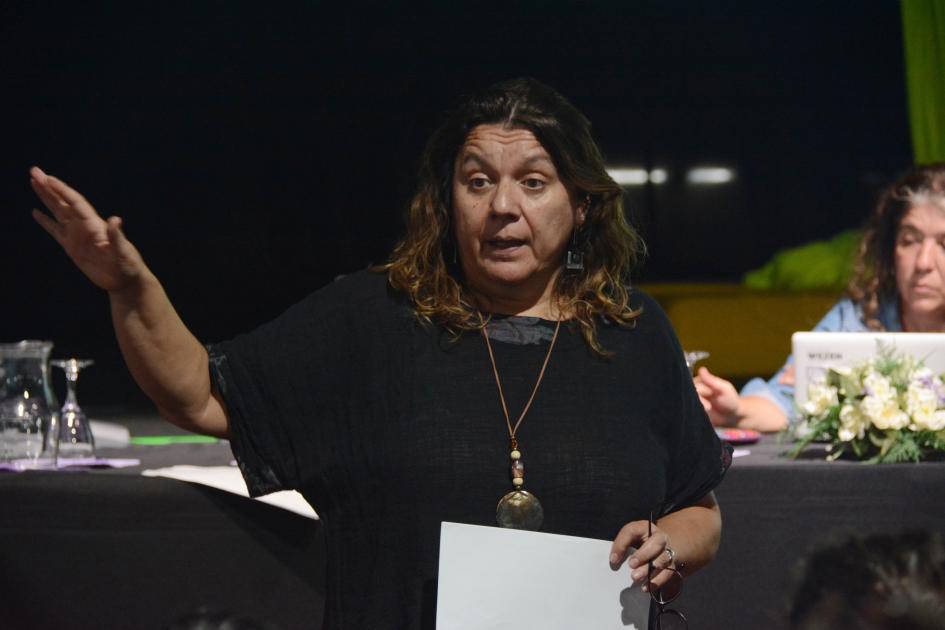 Mujer de pie frente a un auditorio