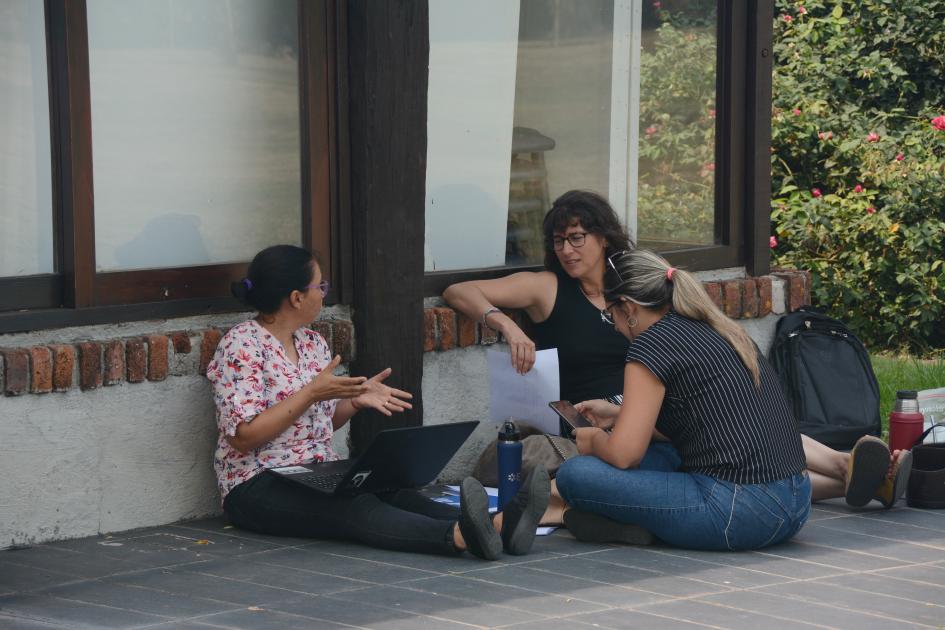 Personas sentadas en ronda conversando