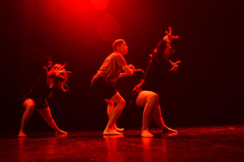 personas hablando en un teatro