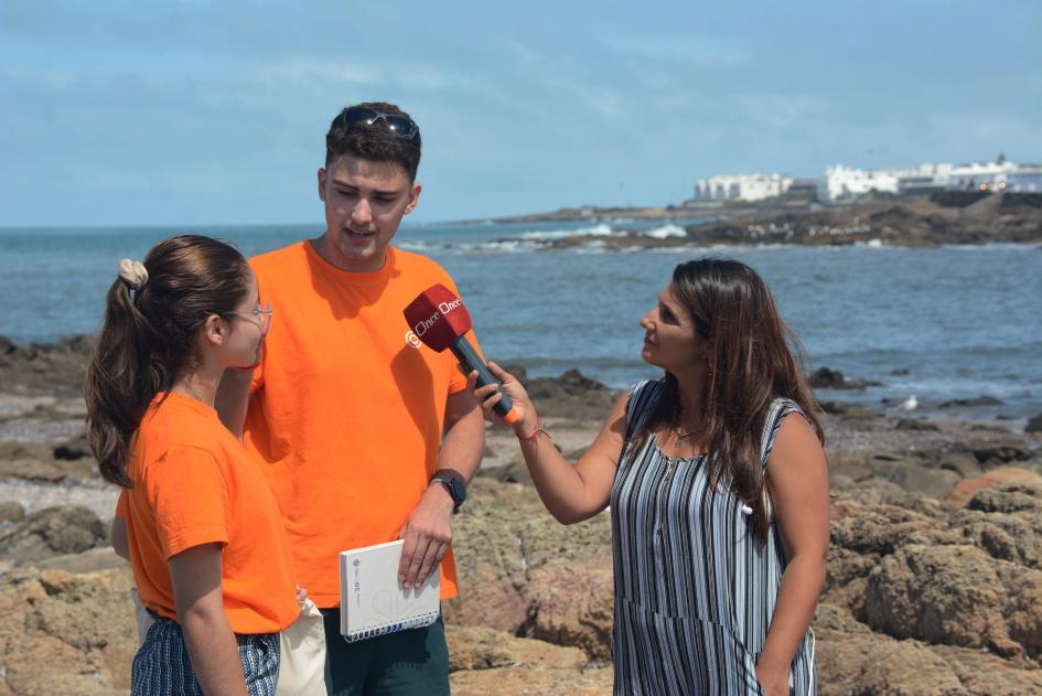 Dos personas siendo entrevistadas