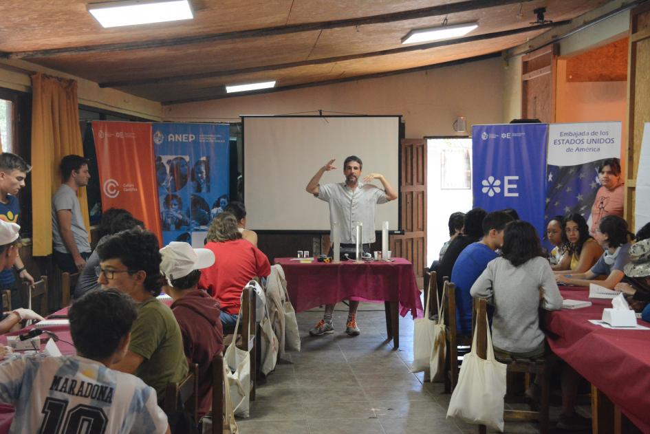 Personas atendiendo a un conferencista