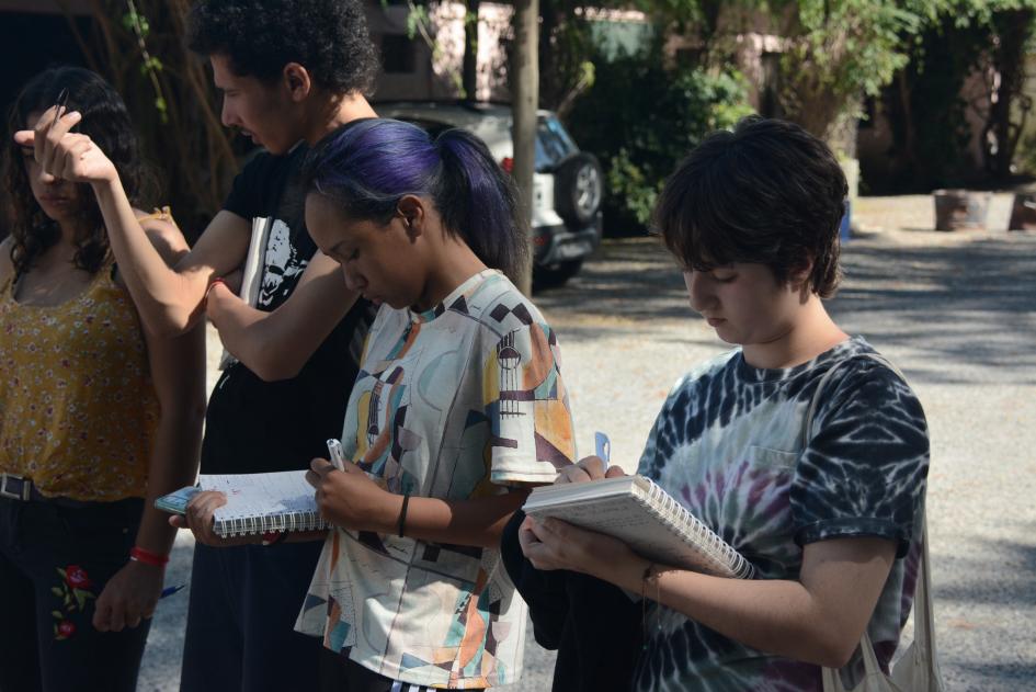 Personas anotando en una libreta