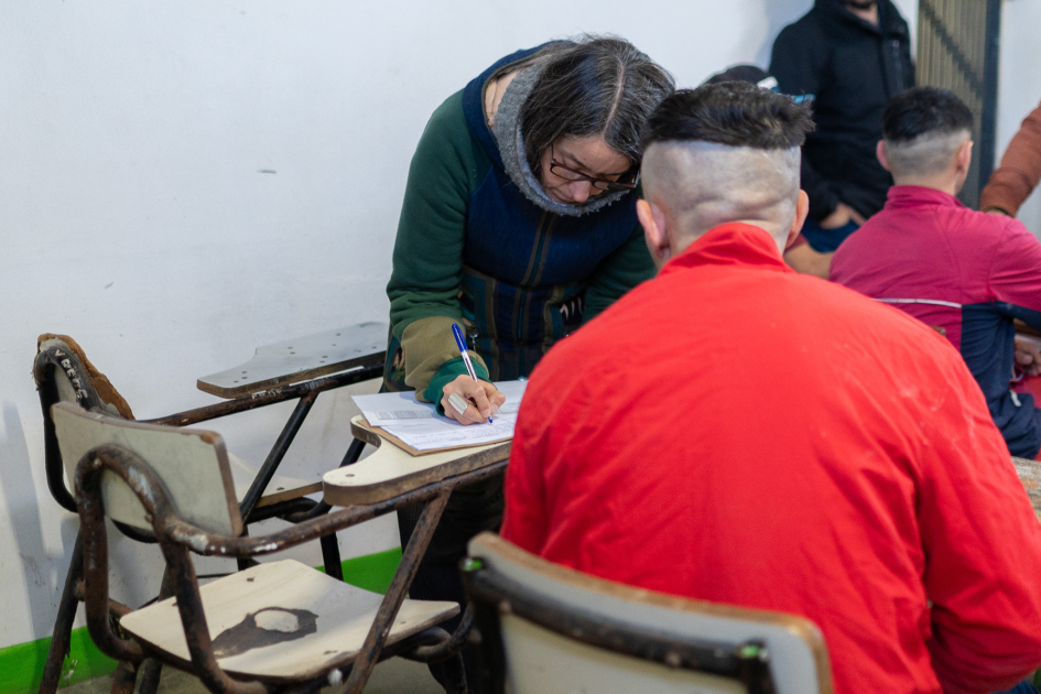 Persona escribiendo