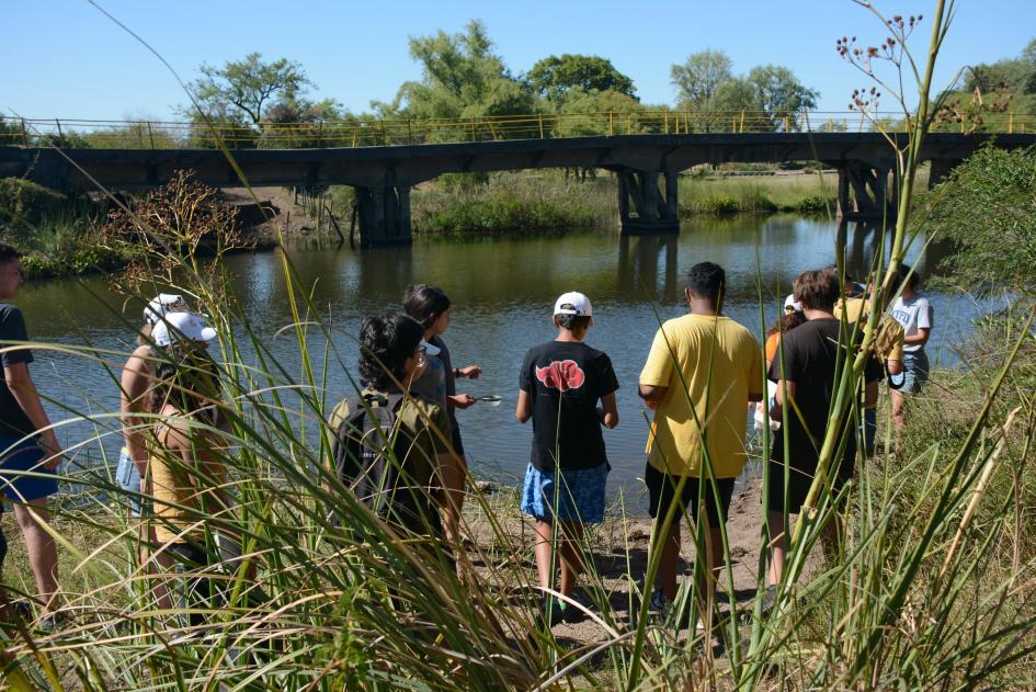 Personas caminando al costado de un río