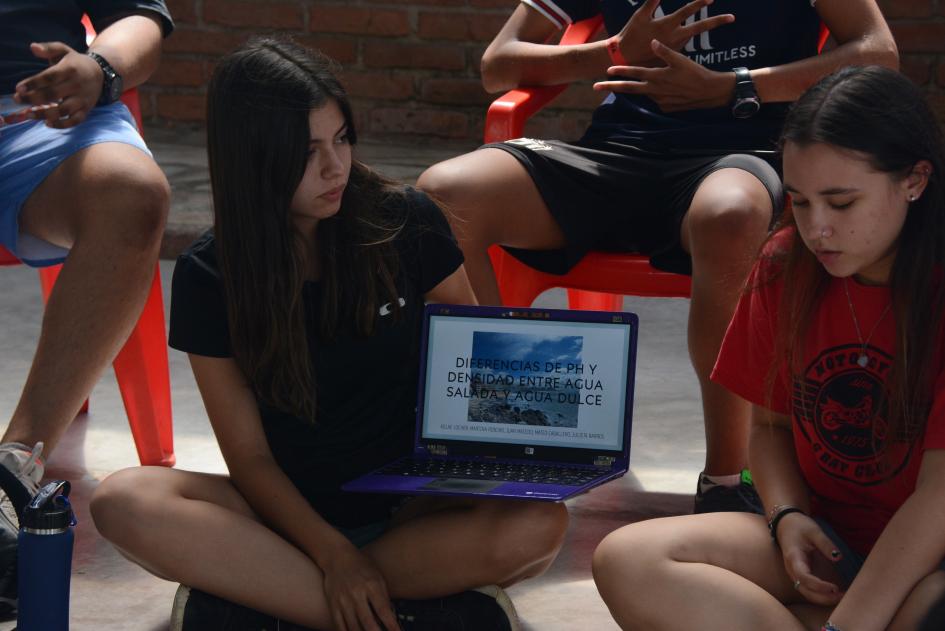 Dos personas sentadas con una laptop
