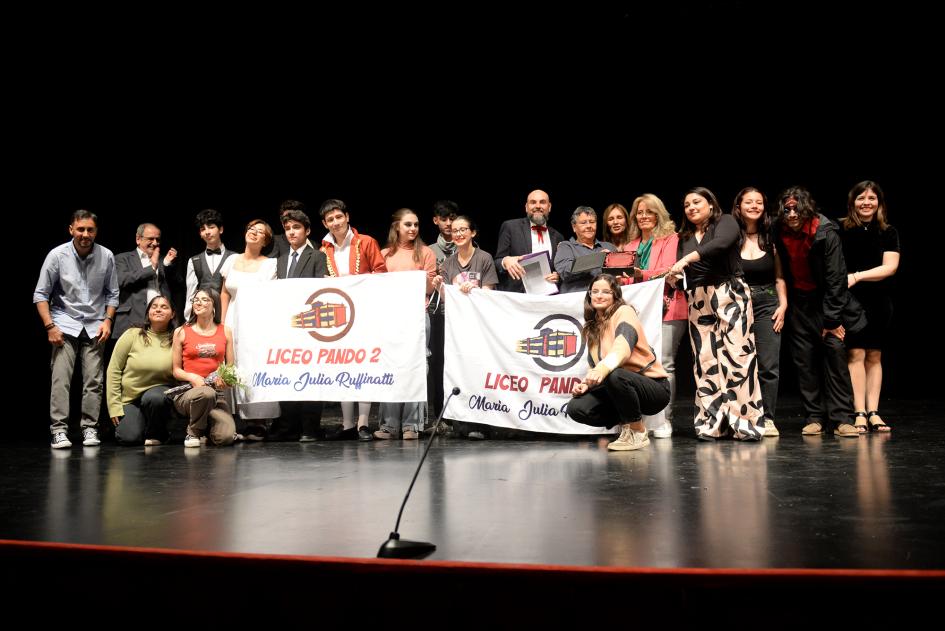 personas hablando en un teatro