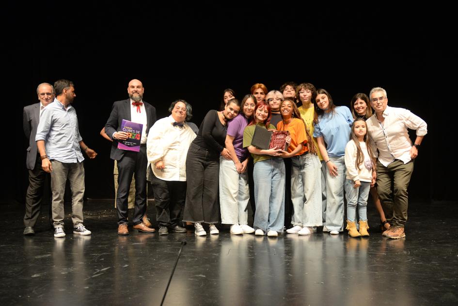 personas hablando en un teatro