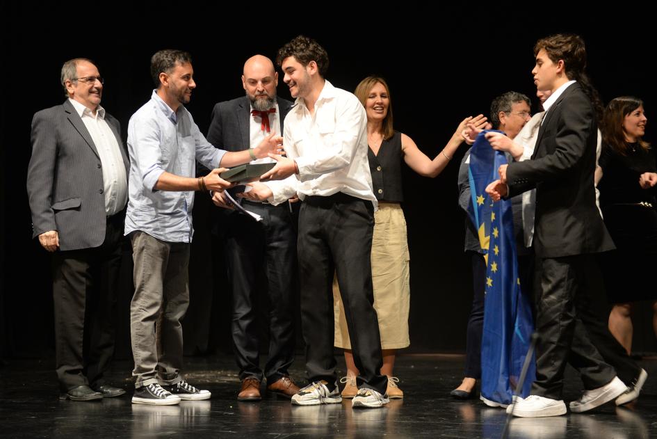 personas hablando en un teatro