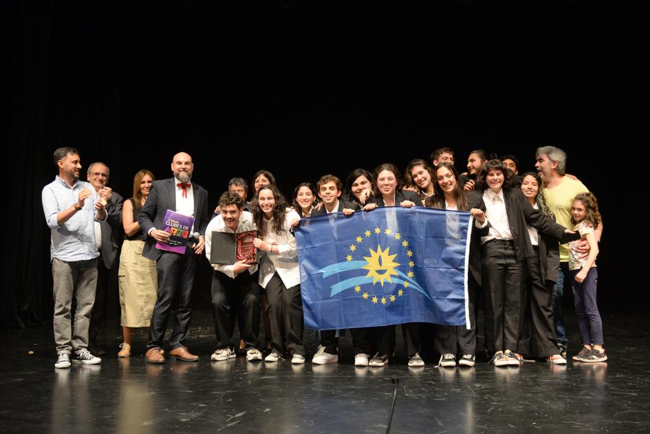 personas hablando en un teatro