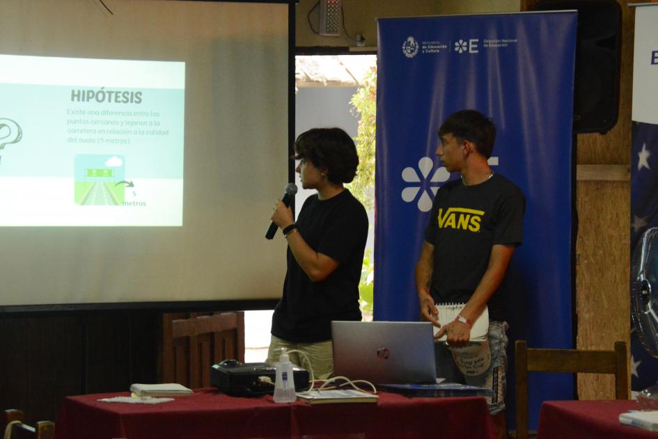 Dos personas presentando diapositivas