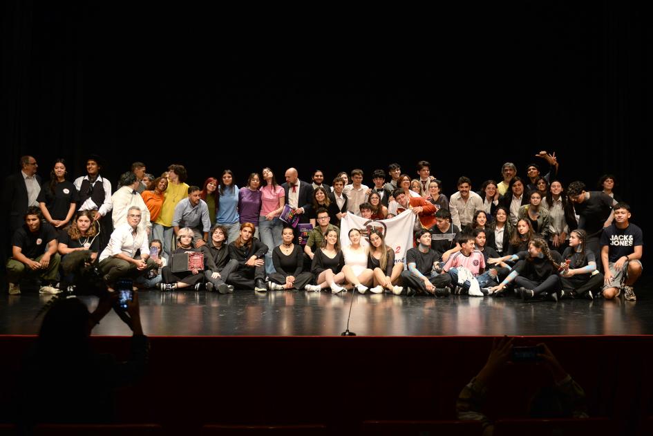 personas hablando en un teatro