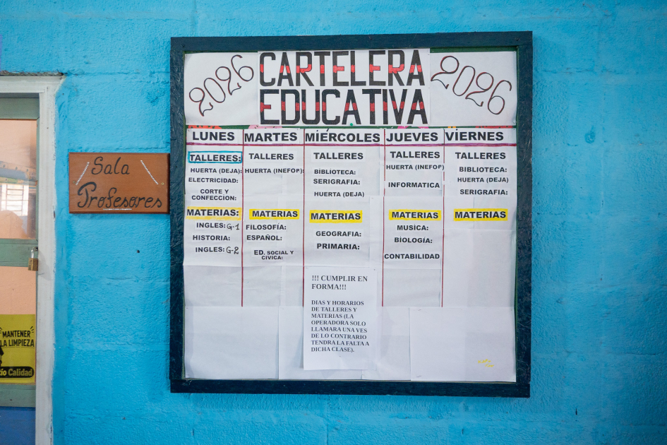 Cartelera sobre una pared