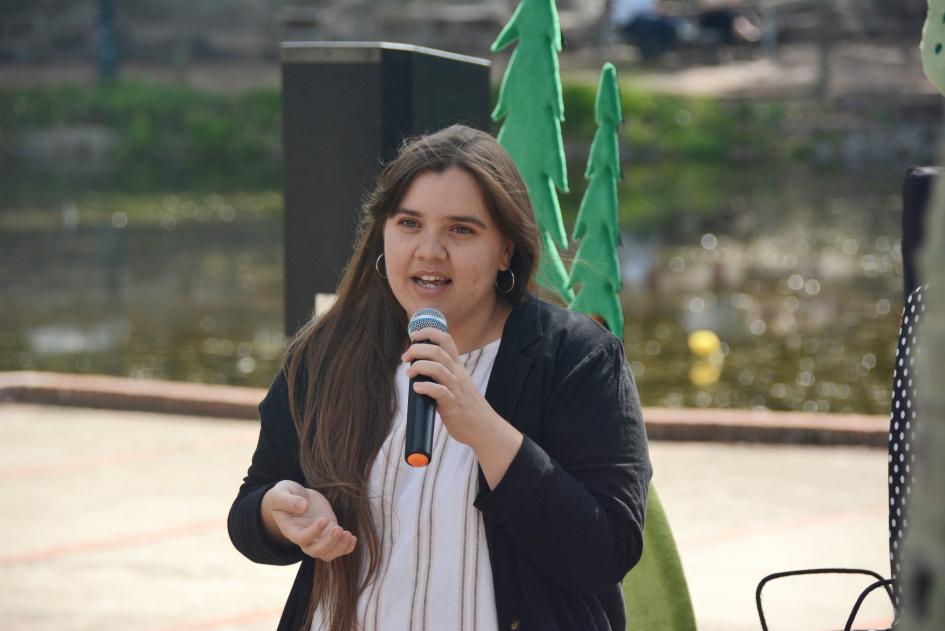 Luisa Fernández hablando