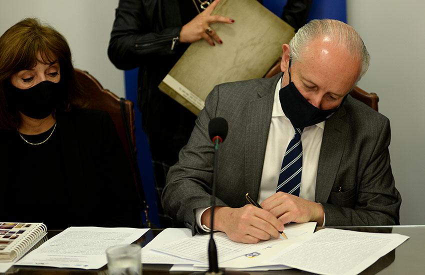 Ministro Pablo da Silveira firmando el convenio