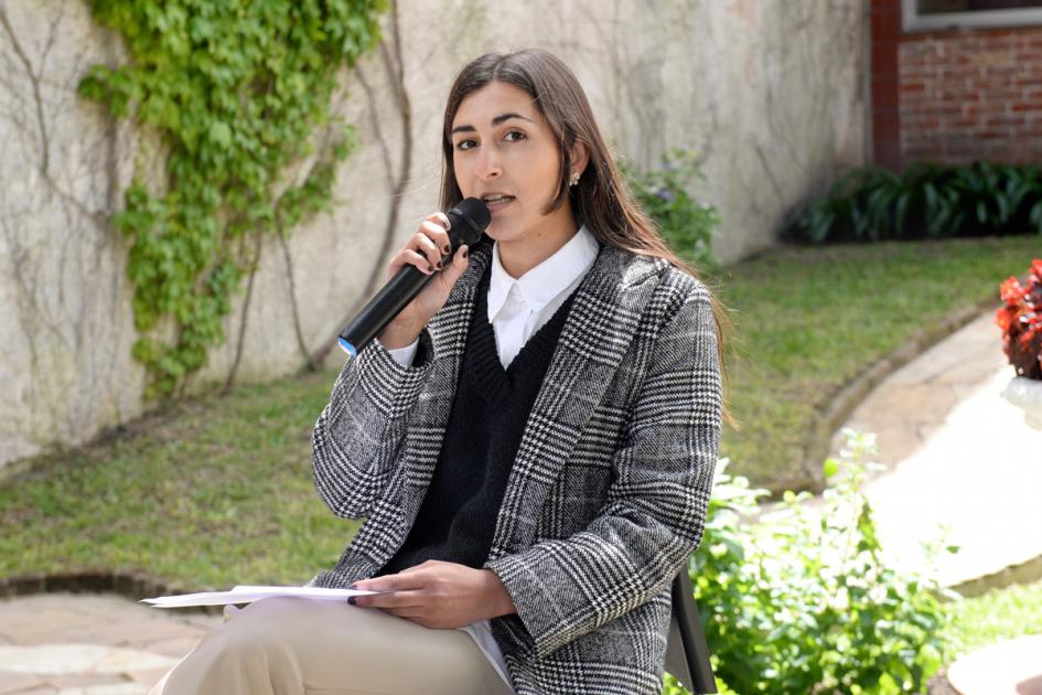 mujer sentada hablando micrófono