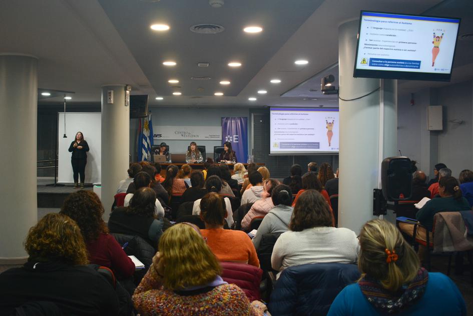 Asistentes del curso sentados prestando atención, visto desde atrás