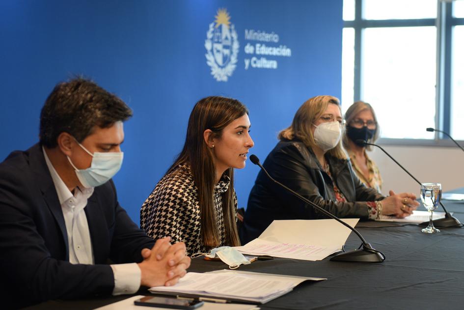 Mesa de autoridades, Maia Amondarain tomando la palabra.