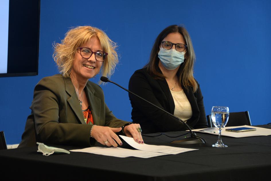 María Eugenia Rodino y Eleonora Oliver de la Dirección General de Educación Secundaria hablando