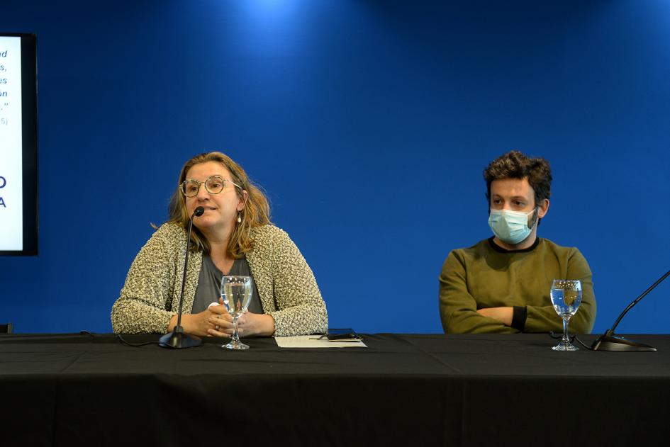 Lourdes Montes y Jorge Méndez por el Grupo de Trabajo de Educación Inclusiva exponiendo al público