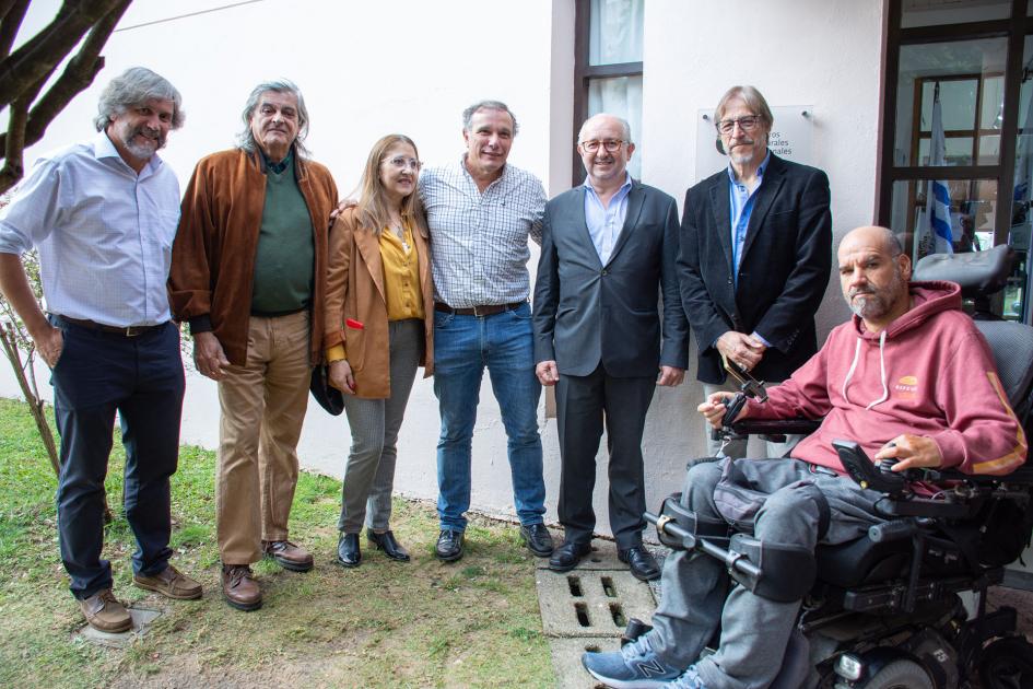 Grupo de personas paradas mirando al frente