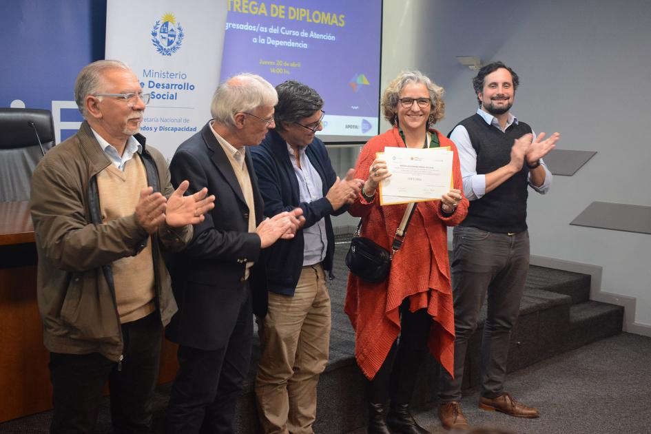 Egresada recibiendo diploma de parte de las autoriadades