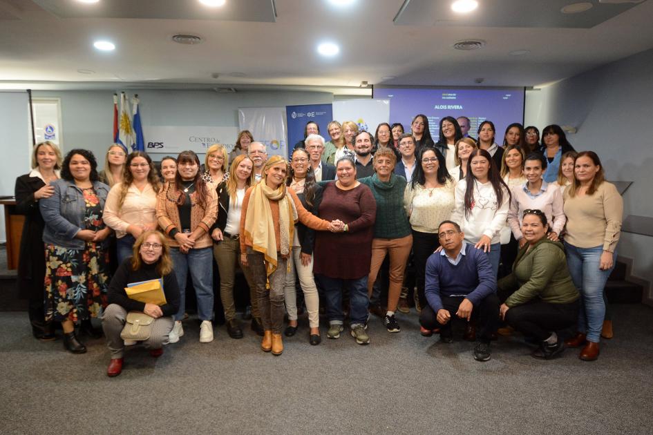 Egresados posando para una foto grupal