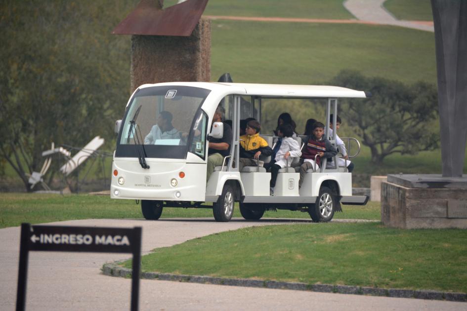 Niños en un carrito, recorriendo el jardín