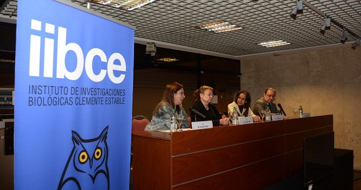 Primeras Jornadas de Investigación Científica “Profesor Clemente Estable” Cartel donde se puede leer IIBCE y detrás una mesa con autoridades.