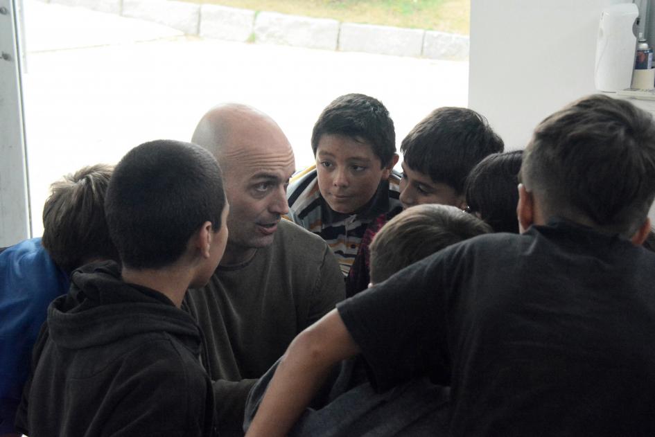 Niños en ronda hablando con coordinador del programa